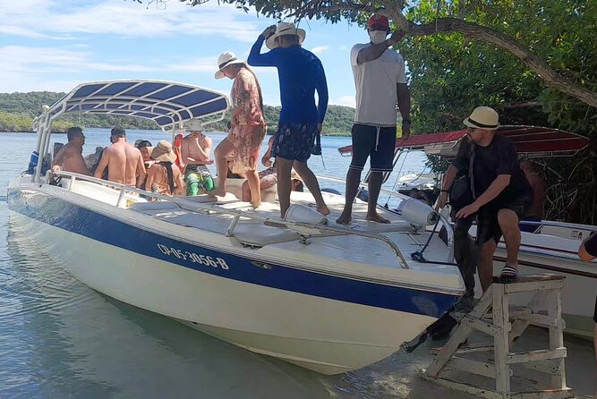 Adventure 5 Rosario Islands with Snorkel and plankton in Cartagena de indias - Pajarales offers a choice, not a single fixed activity