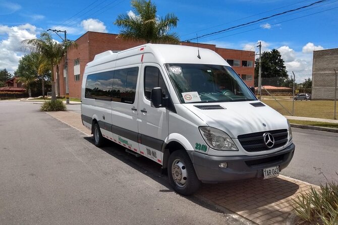 Airport Pickup OR Drop Off in Medellín Private Service - The ride into Medellín, usually 45 to 60 minutes