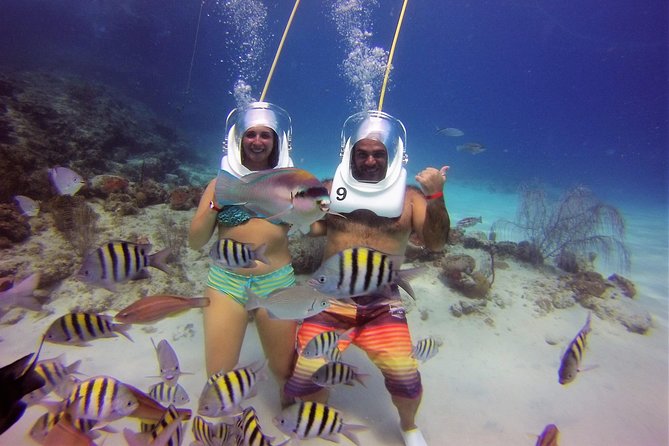 Aquanautas Helmet Diving in San Andres - Wearing the helmet under water