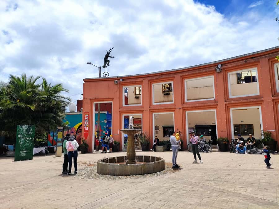 Bogotá: Candelaria Tour with Cacao and Coffee Workshop - Walking through churches, houses, and local stories