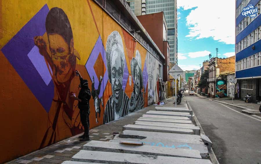 Bogotá: Graffiti Tour el mejor recorrido de arte urbano - How graffiti connects with Colombian history