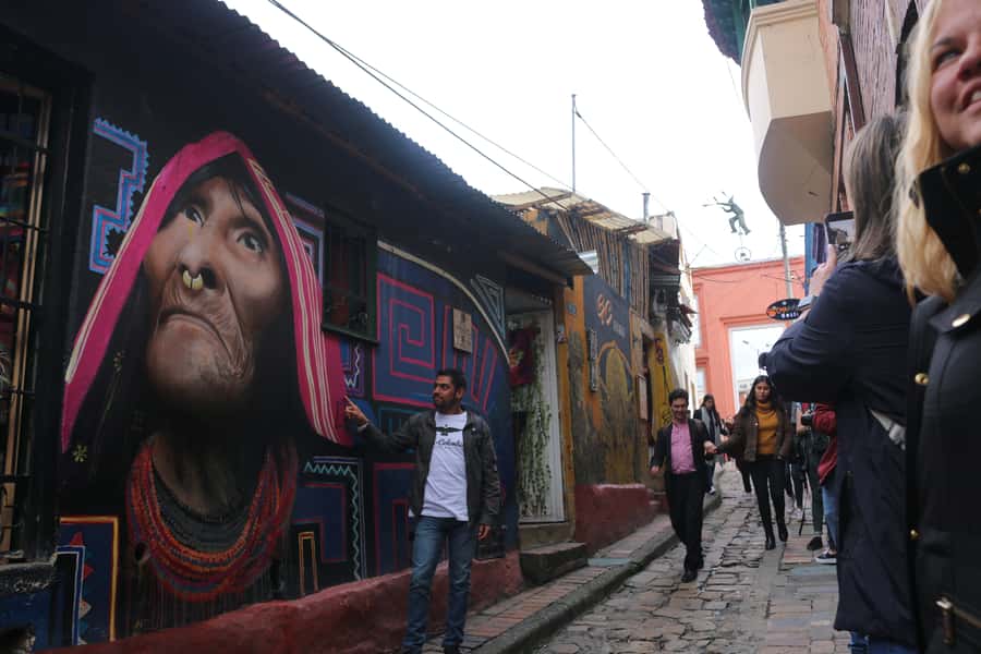 Bogotá: Guided La Candelaria Walking Tour - The guides shape the whole experience