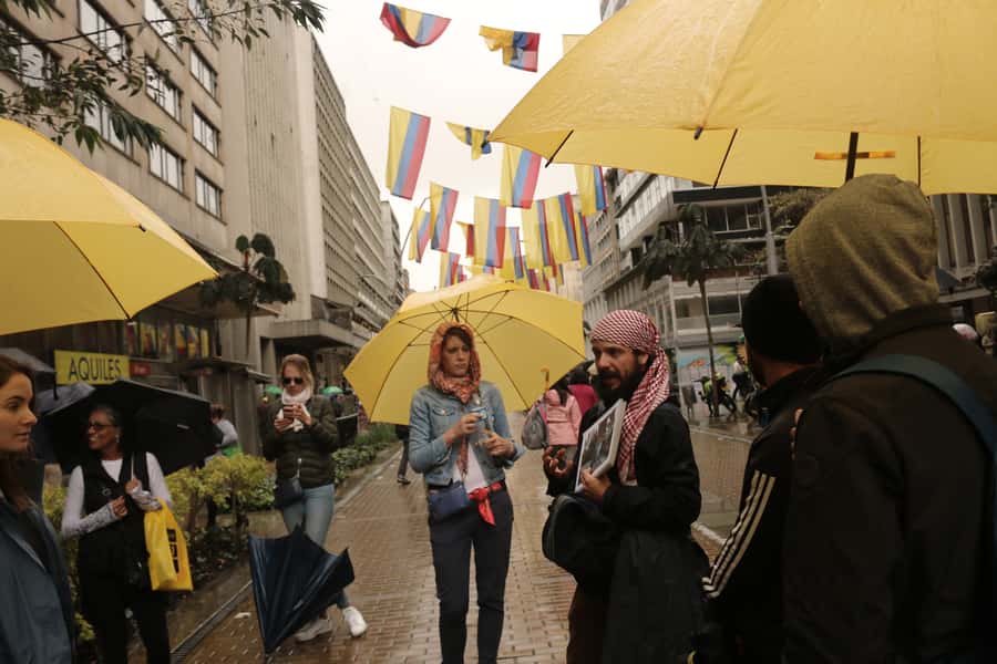 Bogotá: Guided La Candelaria Walking Tour - La Concordia market and the taste of Colombia