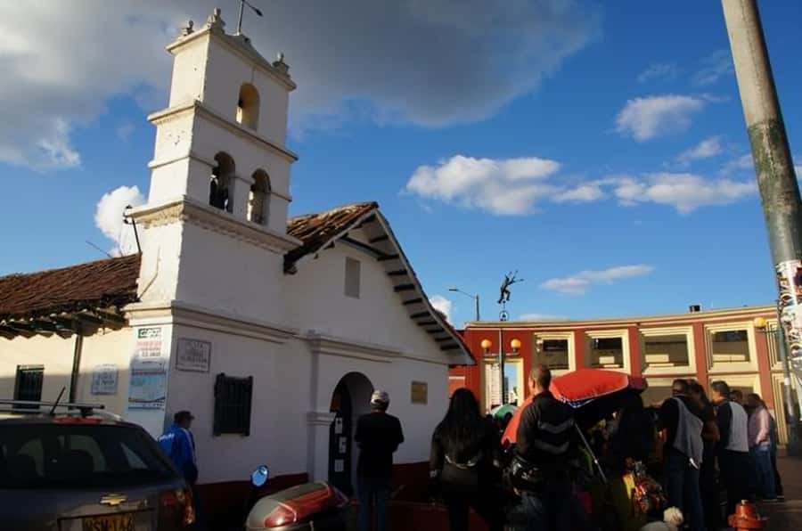 Bogota : Must-See Sites Walking Tour With a Guide - Learning Colombian coffee at a cozy café