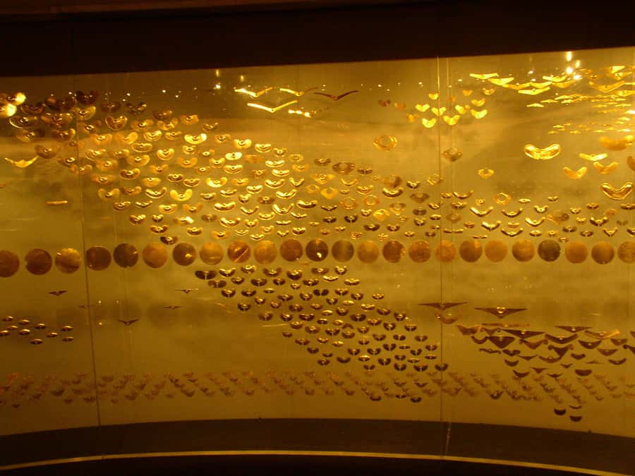 Bogotá: Private Candelaria Walking Tour and Gold Museum - Walking through La Candelaria’s oldest streets