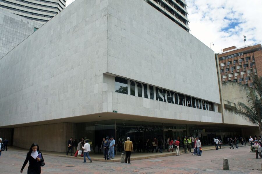 Bogotá: Private Candelaria Walking Tour and Gold Museum - A private guide changes the pace