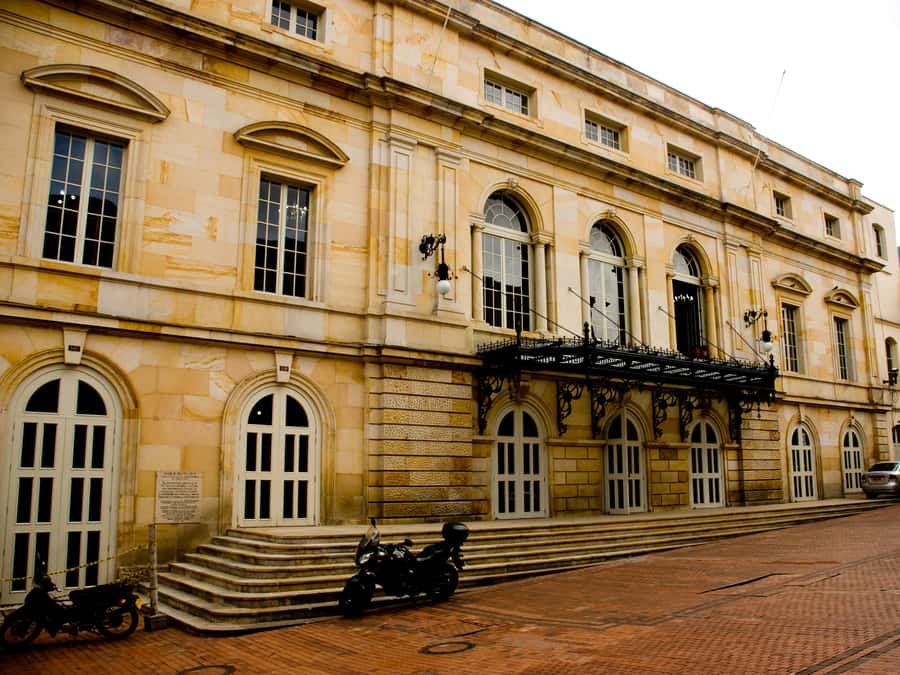Bogotá: Private Candelaria Walking Tour with Gold Museum - What the private format adds