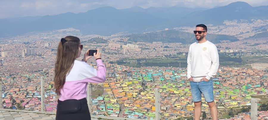 Bogotá´s Barrios: El Paraíso Favela Tour with Cable Car - Group Size, Languages, and Guide Quality