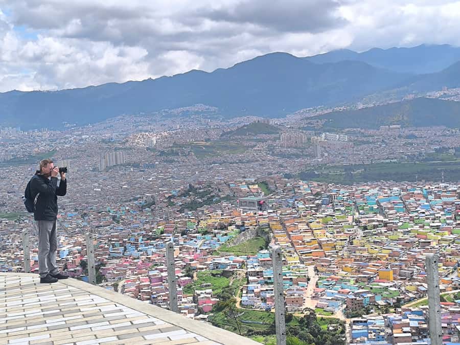 Bogotá´s Barrios: El Paraíso Favela Tour with Cable Car - Walking Through El Paraíso With Local Support