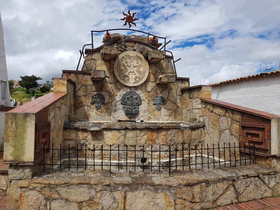 Bogotá: Salt Cathedral & Lake Guatavitá Tour with Lunch - Guides, drivers, and the private format