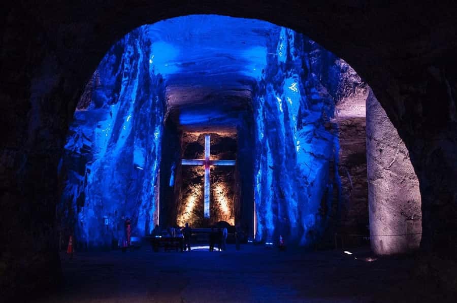 Bogotá: Salt Cathedral & Lake Guatavitá Tour with Lunch - Zipaquirá and the Salt Cathedral underground