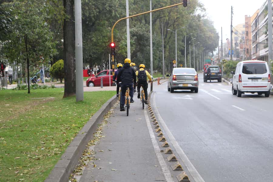 Bogotá: Shared Bike Tour - National Park: trees, water, and city life