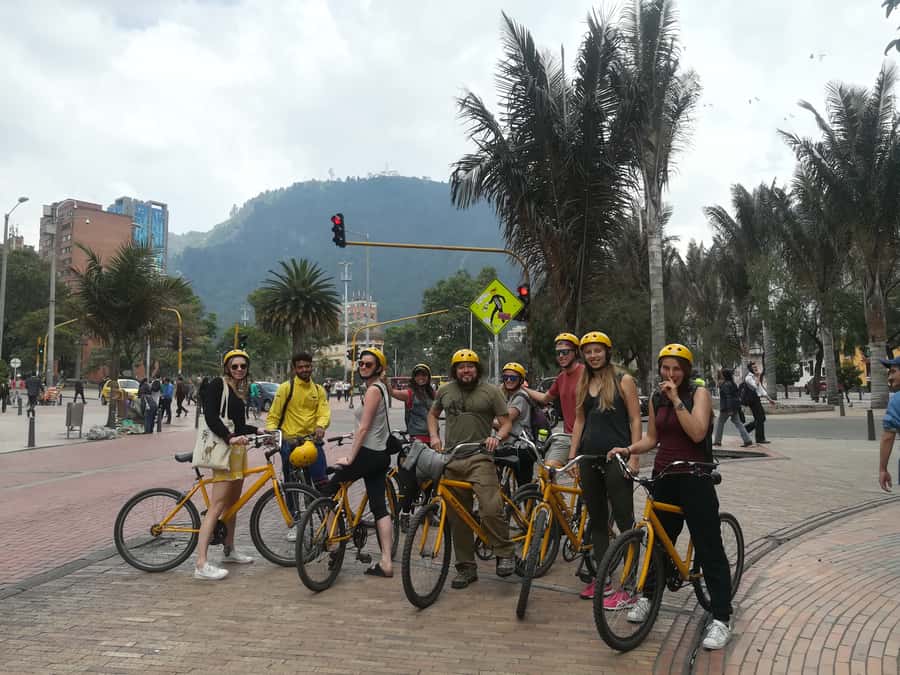 Bogotá: Shared Bike Tour - Crossing El Dorado Avenue and returning through neighborhoods