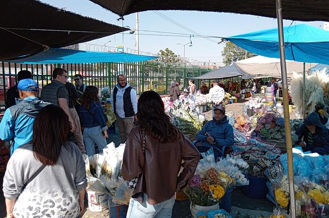 Bogota Tour, Monserrate, Museums and Local Art with Transportation - Gold Museum and Emerald Museum: two different views of Colombia