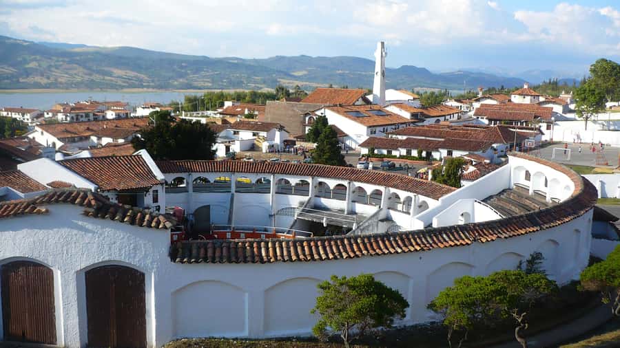 Bogota: Zipaquira, Salt Cathedral & Lake Guatavitá Tour - A final village stop