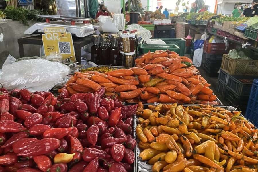 Cali: Fruit Market Walking Tour with Tastings - Tasting fruits as you move through the stalls