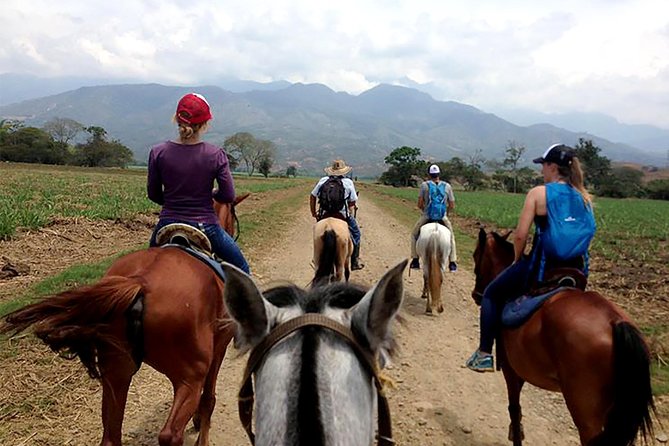 Cali: Horseback riding through beautiful landscapes and mountains - What to pack for Dapa