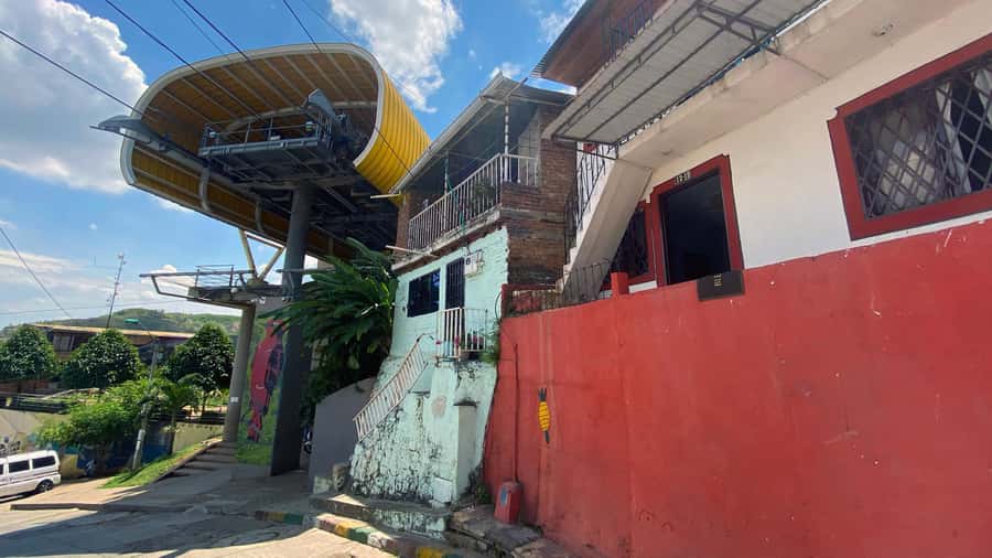 Cali: Walking Tour of the 11 Neighborhoods of Commune 20 - Brisas de Mayo and local myths