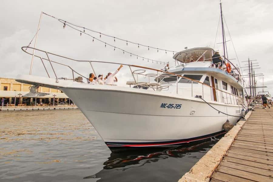 Cartagena: 4-course Culinary Experience aboard a catamaran - Music, service, and the mood onboard