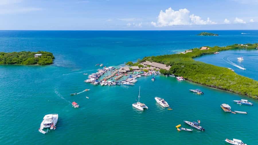 CARTAGENA: 4 islands by sport boat +oceanarium tickets - Starting at Centennial Park in Cartagena