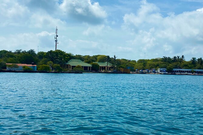 Cartagena : 4 premium islands - Isla Grande and the sunken-plane snorkel