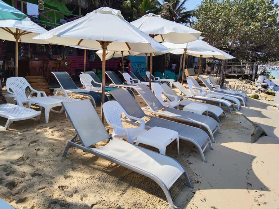 Cartagena: Baru Island & Playa Tranquila Day Trip with Lunch - Reaching the beach by stairs and foot