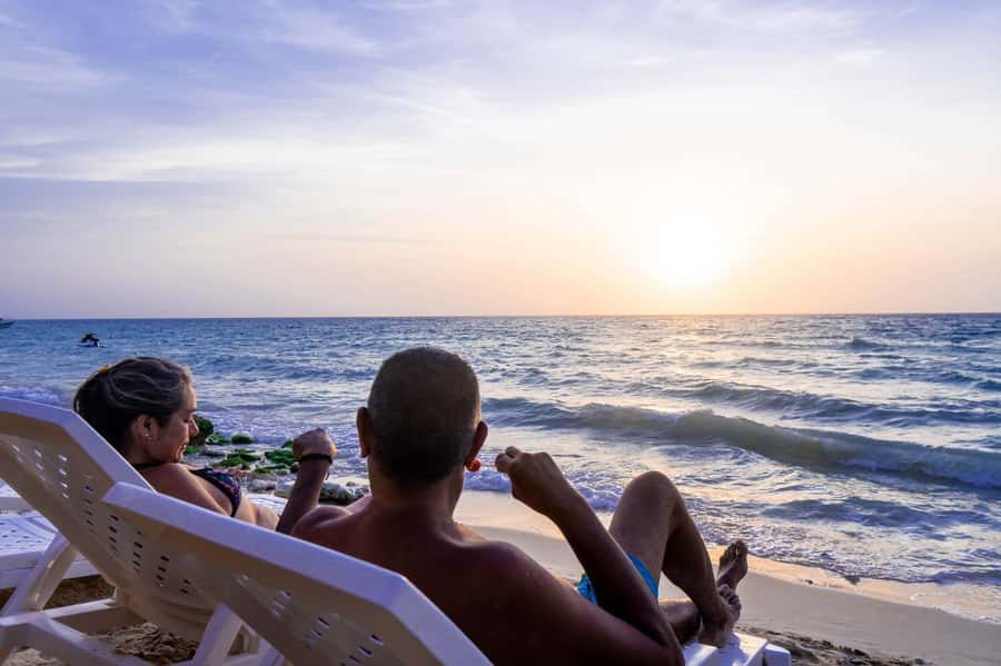 Cartagena: Barú Sunset Beach with Bioluminescent Plankton - Guide service and the human side of the tour