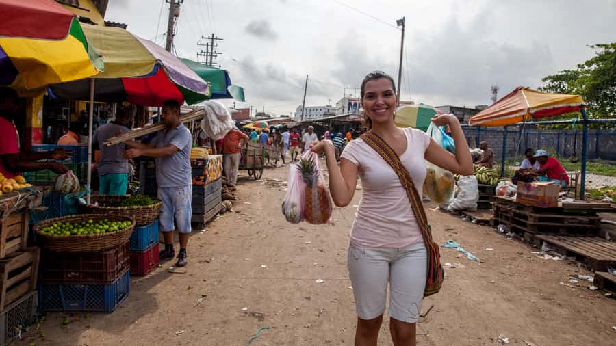 Cartagena Bazurto Market: Authentic Food & Culture Tour - Meeting vendors and seeing the market at work