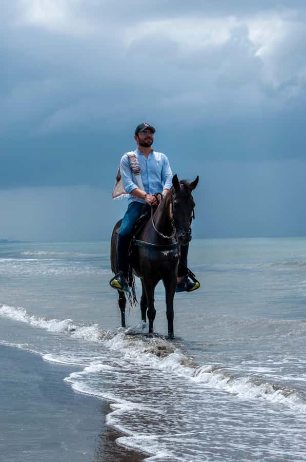 Cartagena: Beach Horse Ride and Colombian Equestrian Culture - The restaurant stop and what is included