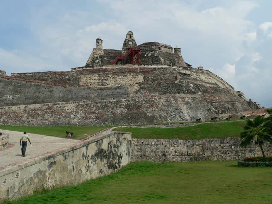 Cartagena: BILINGUAL CITYTOUR + SAN FELIPE CASTLE & Old city - A short walk through the walled city