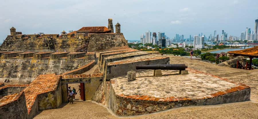 Cartagena: BILINGUAL CITYTOUR + SAN FELIPE CASTLE & Old city - The bay, Laguito, and the modern districts