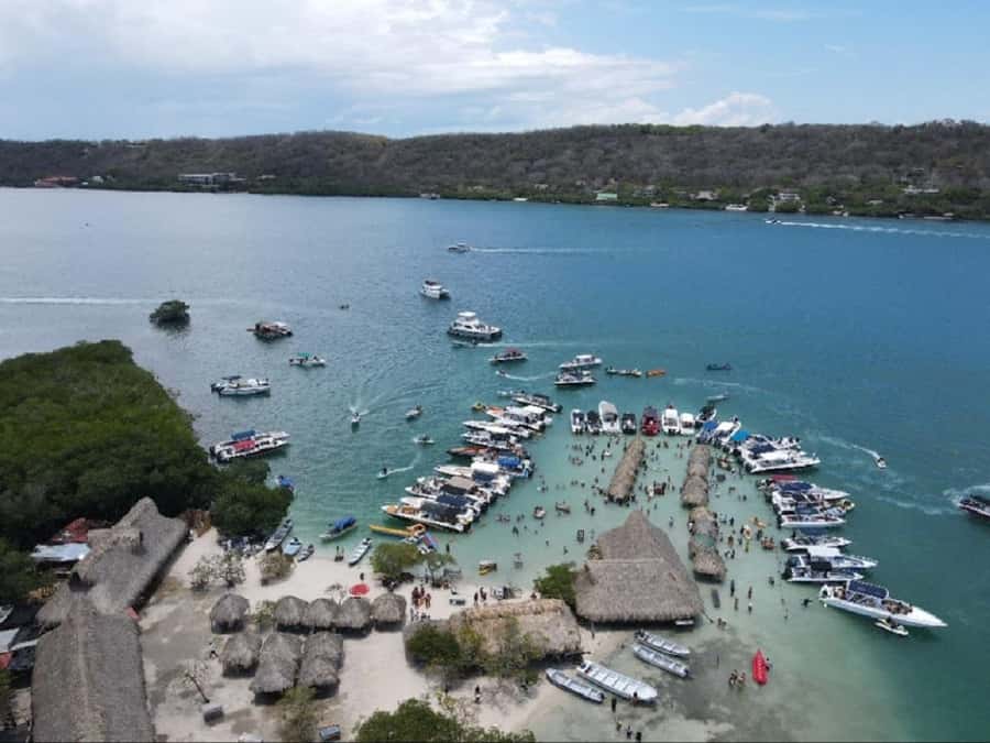 Cartagena: CHOLON & BARU with lunch - Barú offers a quick look before the party