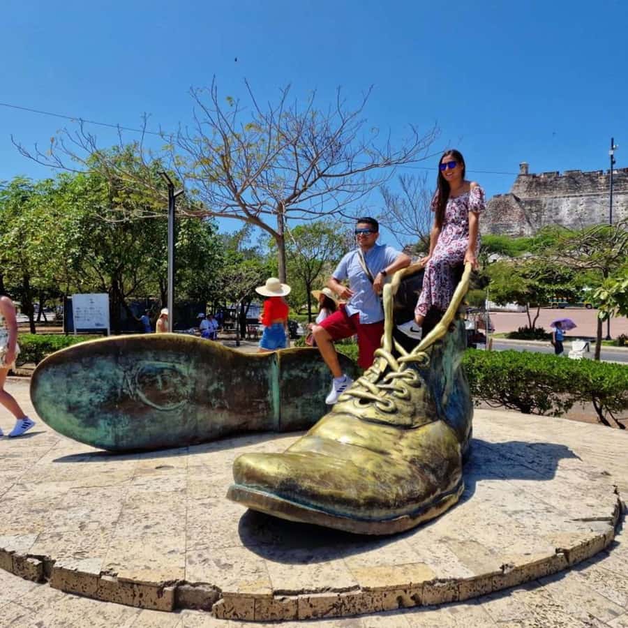 Cartagena: CITY TOUR OVERVIEW of the city Boots castle chiva - San Felipe Castle From the Chiva
