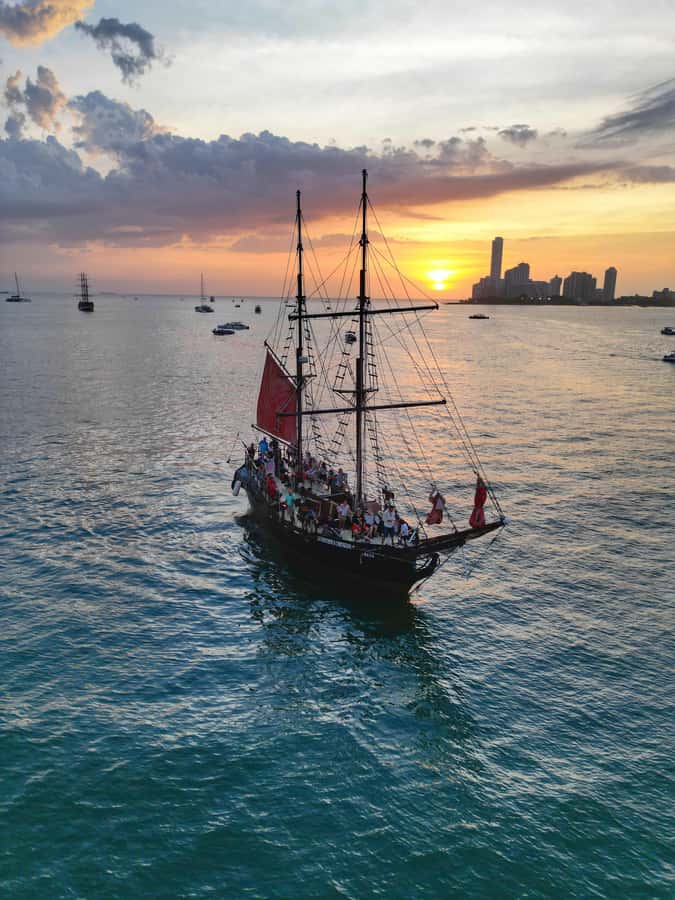 Cartagena, CO: Sunset Skyline Pirate Boat Tour with Drinks - How the cruise handles families, couples, and adults