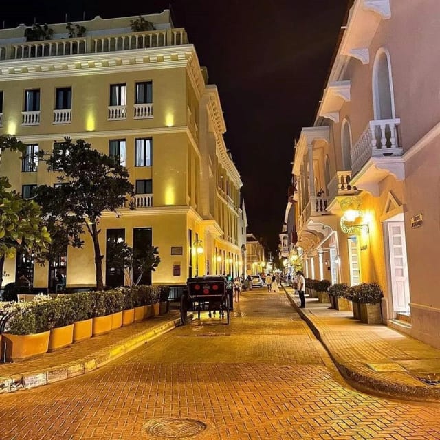 Cartagena: COLLONIAL HORSE DRAWN CARRIAGE by THE OLD CITY - Starting at Navy Park beside the Naval Museum
