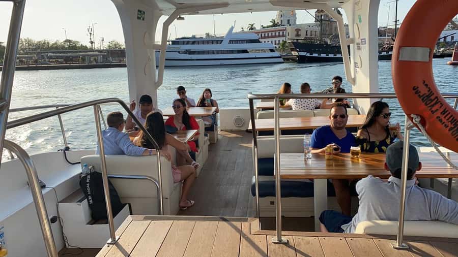 Cartagena: Cruise by the Bay with Dinner and Wine - Boarding at La Bodeguita Tourist Pier