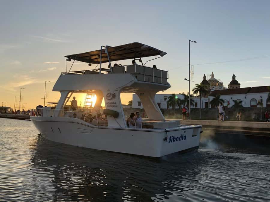 Cartagena: Cruise by the Bay with Dinner and Wine - The first view: Bocagrande from the bay