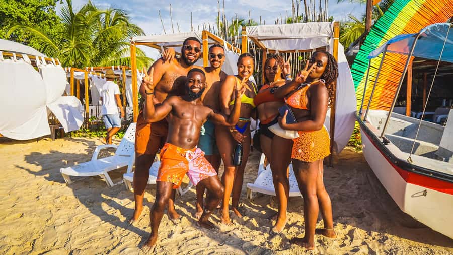 Cartagena: Day Trip Aviary and enjoy Playa Blanca by bus - Two Cartagena attractions in one long day