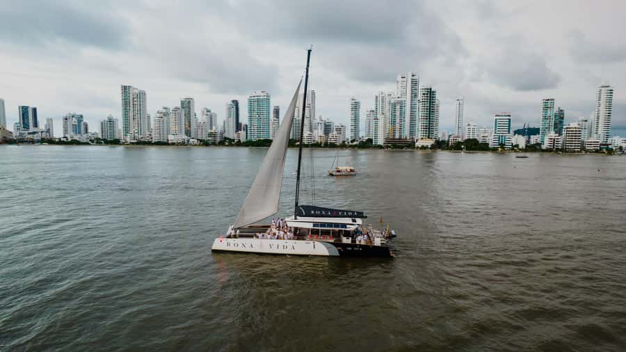 Cartagena de Indias: 2-Hour Sunset Cruise - Castillo Grande, Manzanillo Island, and open-water views