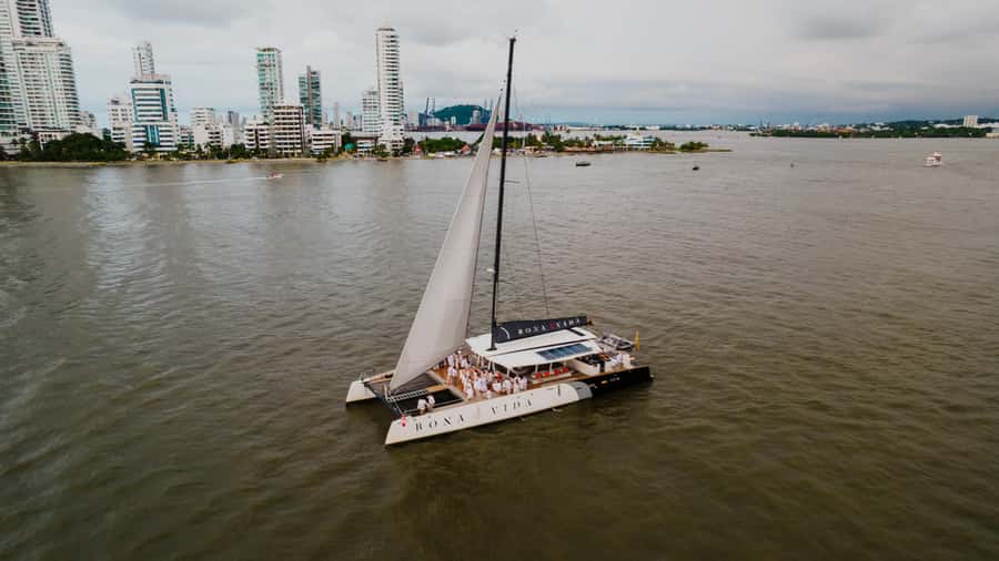 Cartagena de Indias: 2-Hour Sunset Cruise - Sunset near El Laguito and Tierrabomba Island