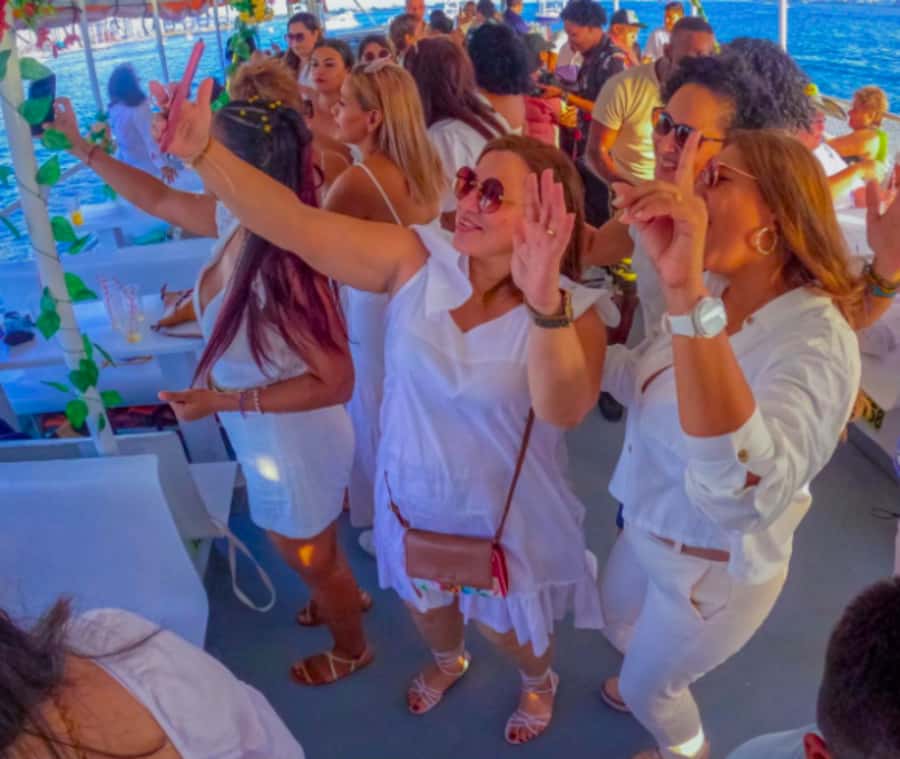 Cartagena de Indias: Sunset Cruise Open Bar with Dance Show - Comfort, access, and language
