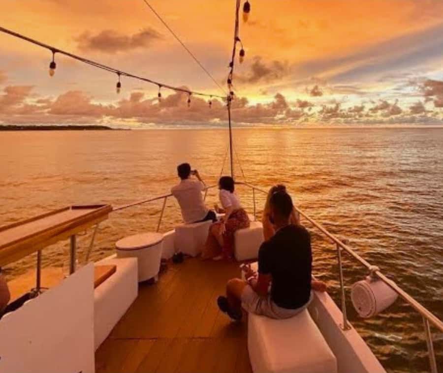 Cartagena de Indias: Sunset Cruise Open Bar with Dance Show - The first five minutes: safety and settling in