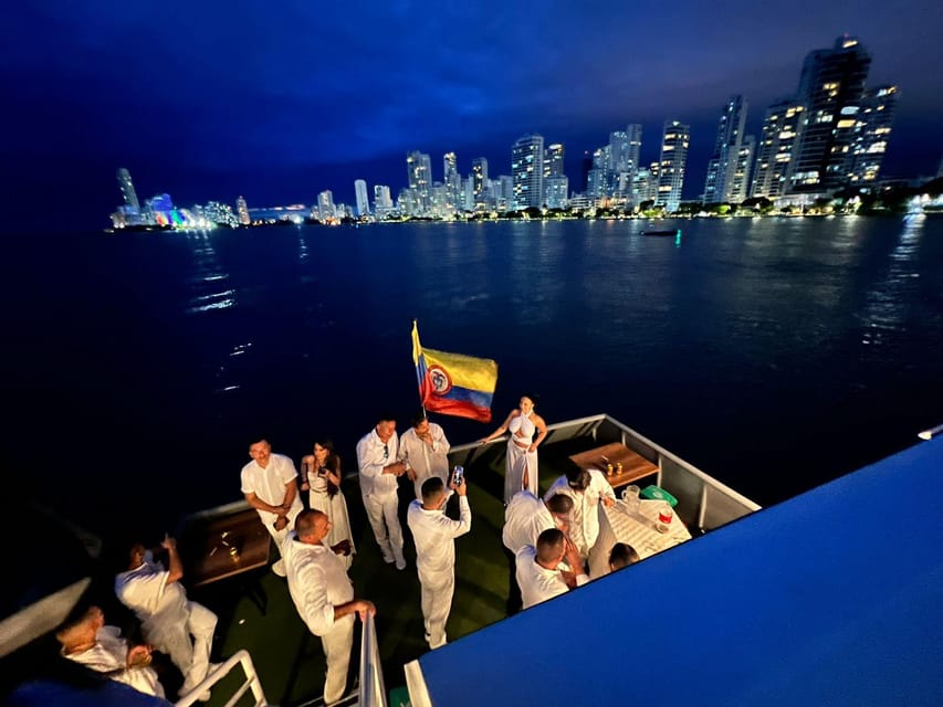 Cartagena: EXCLUSIVE SUNSET ON YACHT IN THE BAY WITH LIQUOR - Watching the sunset across Cartagena Bay