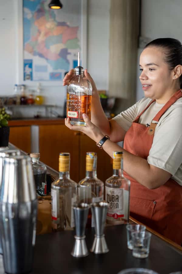 Cartagena: Express Rum and Chocolate Tasting Experience - What happens during the one-hour tasting