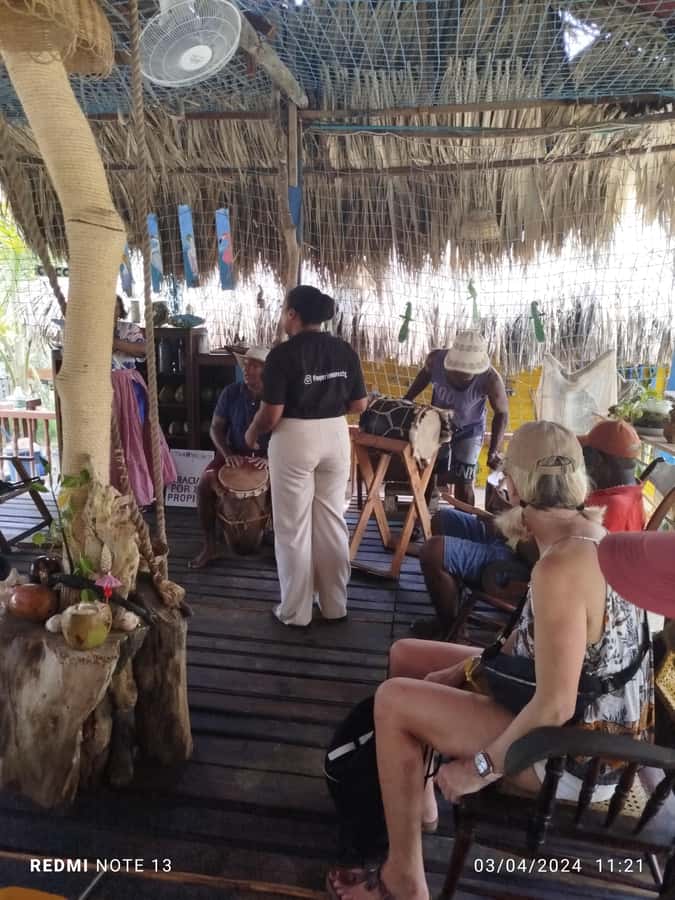 Cartagena: FISHERMEN'S ISLAND IN THE MANGROVES by canoe - The first 30 minutes on the traditional canoe