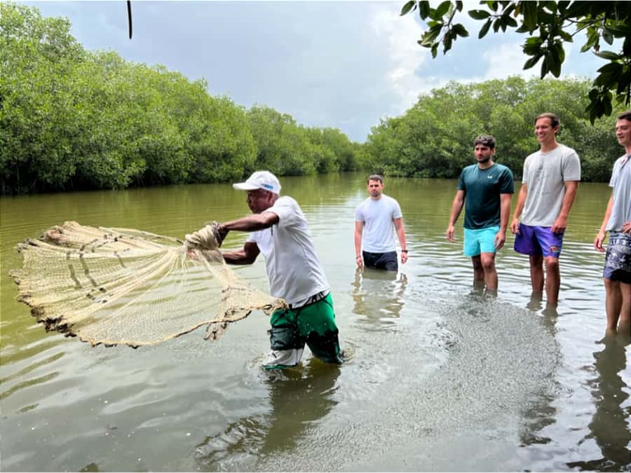 Cartagena Fishing, Crabbing, Birdwatching Experience + Lunch - A beachfront lunch after the water