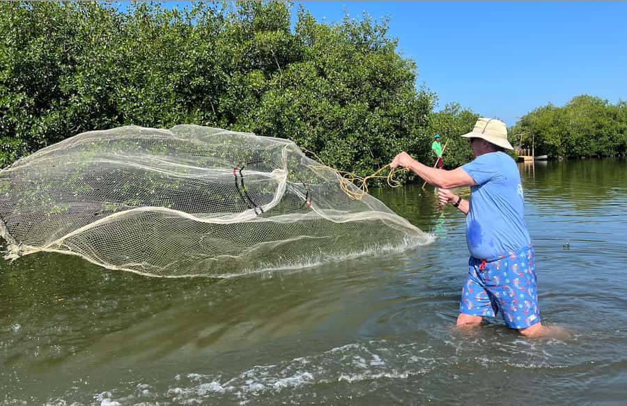 Cartagena Fishing, Crabbing, Birdwatching Experience + Lunch - Entering Ciénega de la Virgen by canoe