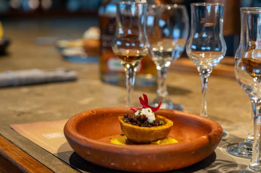 CARTAGENA: Gourmet Colombian Rum & Culinary Tasting - The opening course: Colombian ceviche and a fresh start