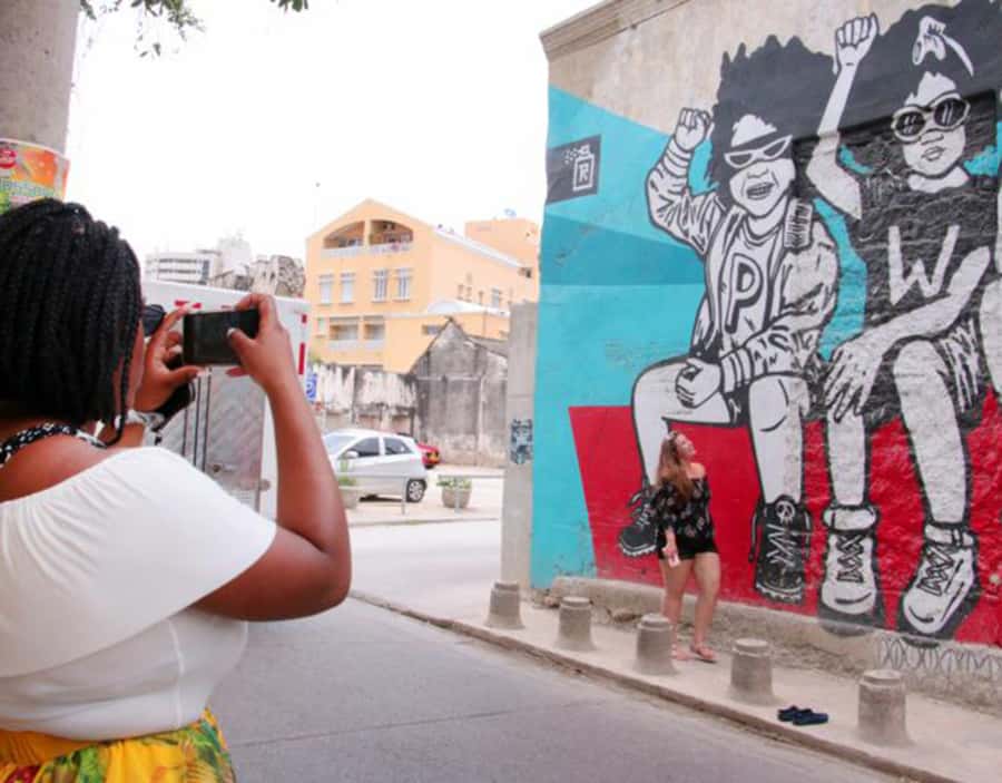Cartagena: Graffiti Tour in Getsemani - Reading the murals on Calle de la Media Luna