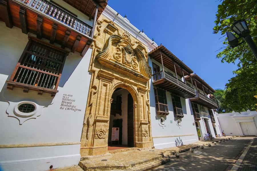 Cartagena: Guided Walking Tour with Museum and Churches - Plaza de Bolívar and the Center of Colonial Power